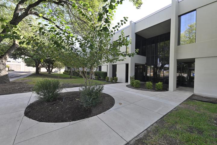 Fannin Building — Landscaped approach